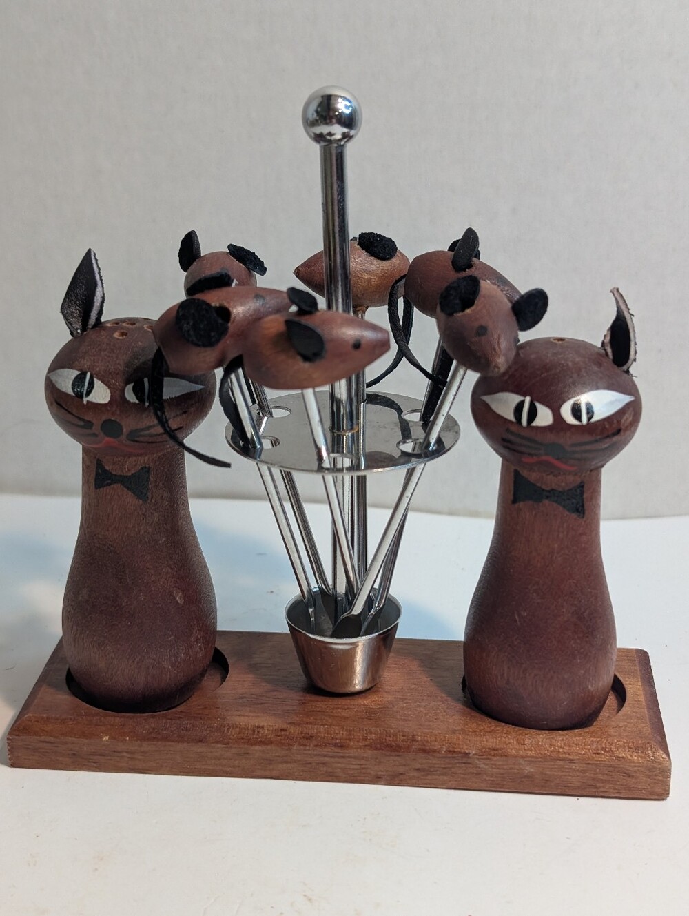 Cat and mouse hors d'oeuvre set featuring matching cat salt and pepper shakers.